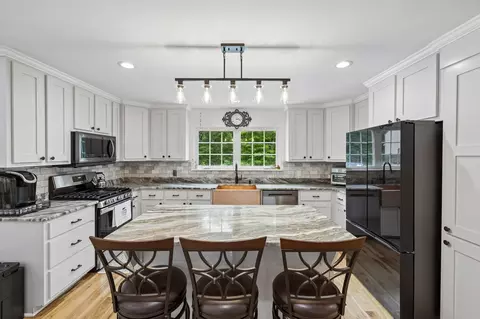 Kitchen - 7916 E Plunders Creek Rd, Dickson, TN 37055 photo 2 of 3
