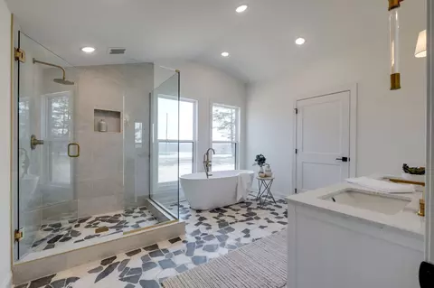 Bath - 1510 E Piney Rd, Dickson, TN 37055 photo 1 of 10
