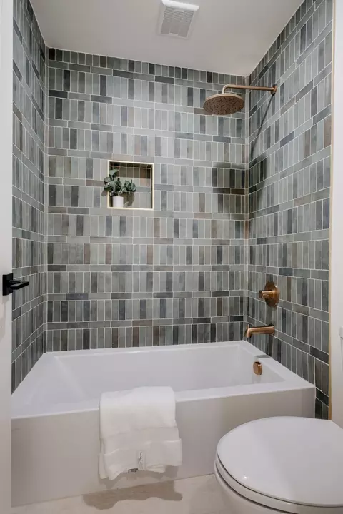 Bath - 1510 E Piney Rd, Dickson, TN 37055 photo 8 of 10