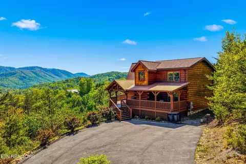 2456 Hackberry Dr, Sevierville, TN 37862