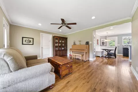 Living - 8023 Bethlehem Rd, Springfield, TN 37172 photo 3 of 4