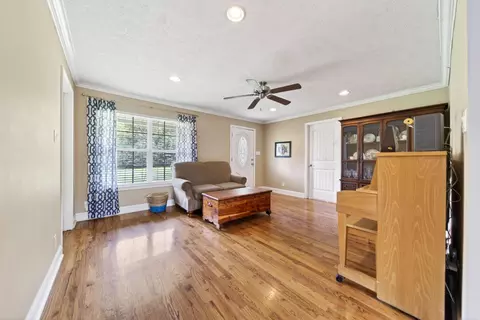 Living - 8023 Bethlehem Rd, Springfield, TN 37172 photo 1 of 4