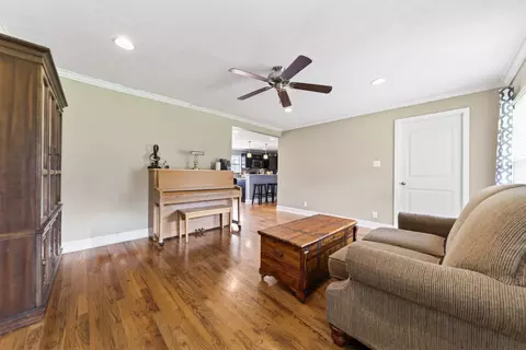 Living - 8023 Bethlehem Rd, Springfield, TN 37172 photo 2 of 4