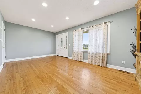 Living - 7957 Bethlehem Rd, Springfield, TN 37172 photo 4 of 7