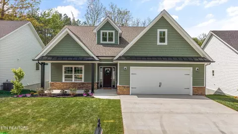 1736 Green Meadows Ln, Lenoir City, TN 37771