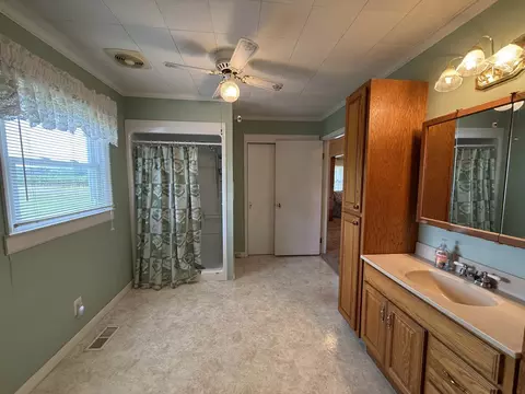 Bath - 2971 Monroe Floyd Rd, Decherd, TN 37324 photo 5 of 5