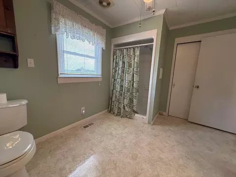 Bath - 2971 Monroe Floyd Rd, Decherd, TN 37324 photo 3 of 5