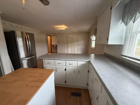 Kitchen - 2971 Monroe Floyd Rd, Decherd, TN 37324 photo 2 of 2