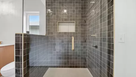 Bath - 403 Druid Ln, Chattanooga, TN 37405 photo 6 of 7