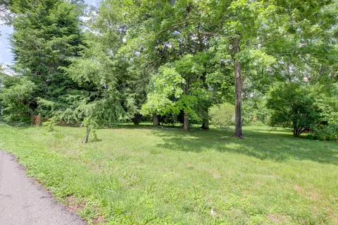 935 Circle Dr, Clarksville, TN 37043