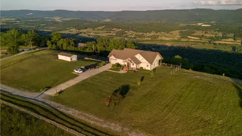 13242 Brockdell Rd, Pikeville, TN 37367