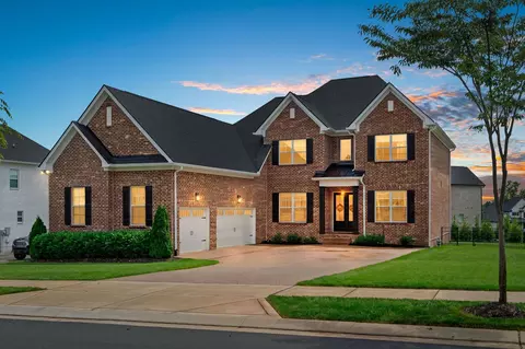 1005 Keeneland Dr, Gallatin, TN 37066