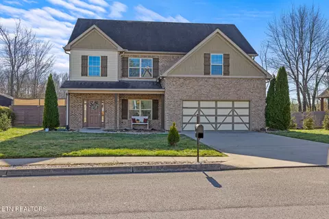 767 W Glenview Dr, Lenoir City, TN 37771