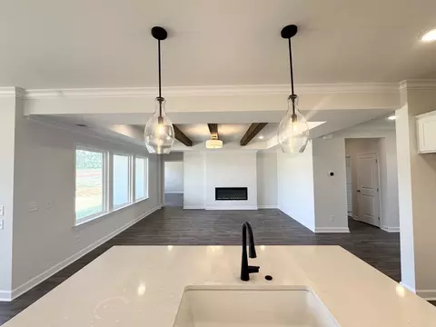 1933 Hildebrand Ln, Columbia, TN 38401