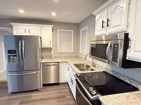 Kitchen - 71 N Hampton Ln, Jackson, TN 38305 photo 2 of 4