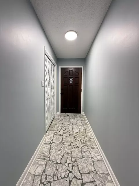 Entry Way - 71 N Hampton Ln, Jackson, TN 38305 photo 1 of 1