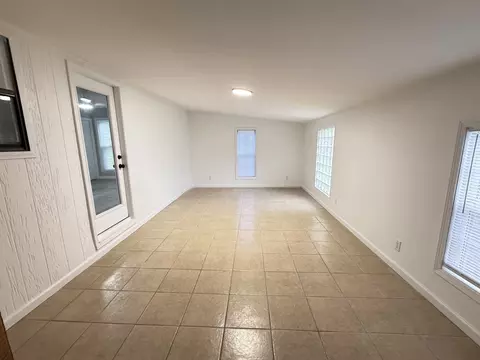 Living - 71 N Hampton Ln, Jackson, TN 38305 photo 6 of 7