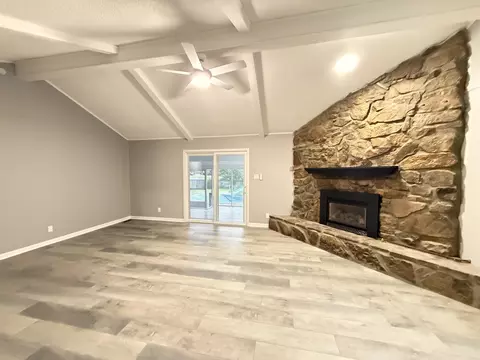 Living - 71 N Hampton Ln, Jackson, TN 38305 photo 1 of 7