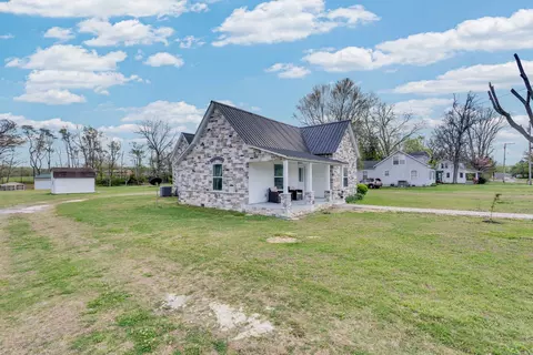 Exterior - 320 W King St, Morrison, TN 37357 photo 2 of 6