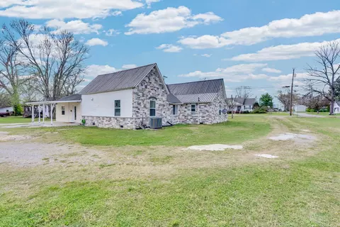 Exterior - 320 W King St, Morrison, TN 37357 photo 4 of 6