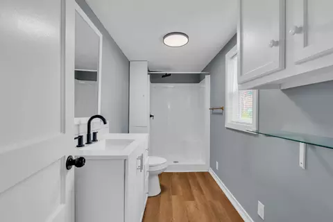 Bath - 320 W King St, Morrison, TN 37357 photo 3 of 3