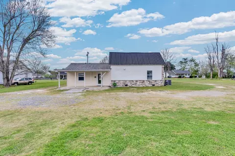 Exterior - 320 W King St, Morrison, TN 37357 photo 5 of 6