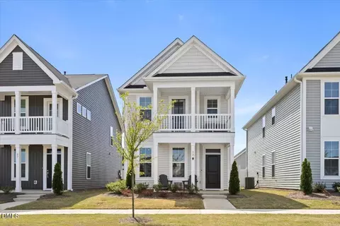 33 Pear Blossom Pkwy, Clayton, NC 27520