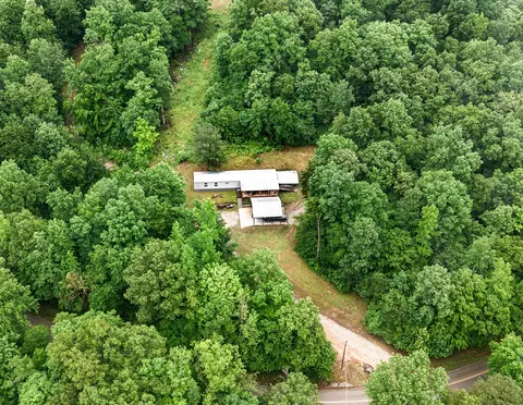 1865 Mcwhorter Rd, Cunningham, TN 37052 photo 2