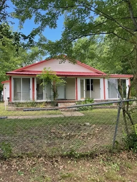 103 E High St, Ethridge, TN 38456