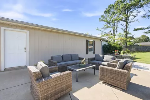 Exterior - 2302 Paddock Dr, Murfreesboro, TN 37128 photo 5 of 10