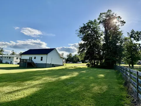 Exterior - 1007 Edgewood Dr, Dickson, TN 37055 photo 6 of 13