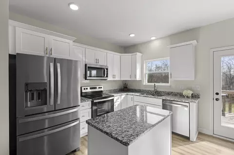 Kitchen - 1007 Edgewood Dr, Dickson, TN 37055 photo 3 of 4