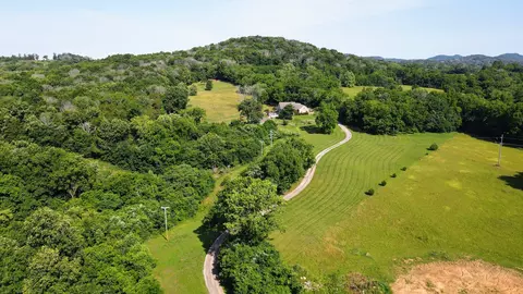 335 Hankins Ln, Hartsville, TN 37074