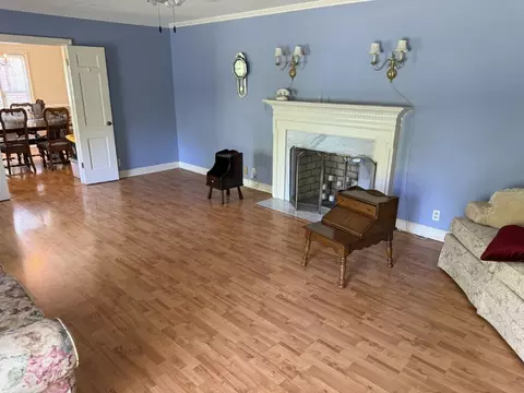 Living - 105 3rd Ave E, Springfield, TN 37172 photo 1 of 3