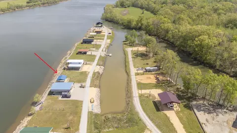 1089 River Front Dr, Clifton, TN 38425