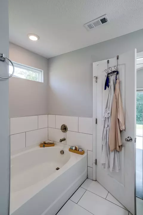 Bath - 826 Cedar Ln, Springfield, TN 37172 photo 2 of 4