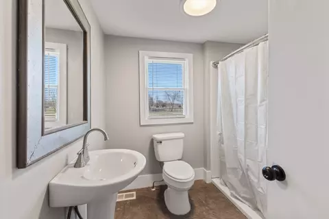 Bath - 405 Fairfield Rd, Bethpage, TN 37022 photo 4 of 6