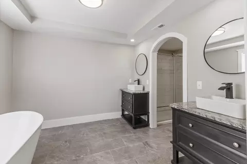 Bath - 405 Fairfield Rd, Bethpage, TN 37022 photo 2 of 6