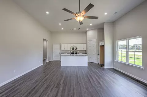 Living - 41 Bartow St, Decherd, TN 37324 photo 5 of 6