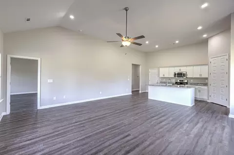 Living - 41 Bartow St, Decherd, TN 37324 photo 4 of 6
