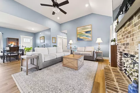 Living - 5367 Roy Holman Rd, Springfield, TN 37172 photo 2 of 2