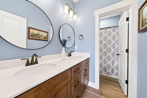 Bath - 5367 Roy Holman Rd, Springfield, TN 37172 photo 8 of 9