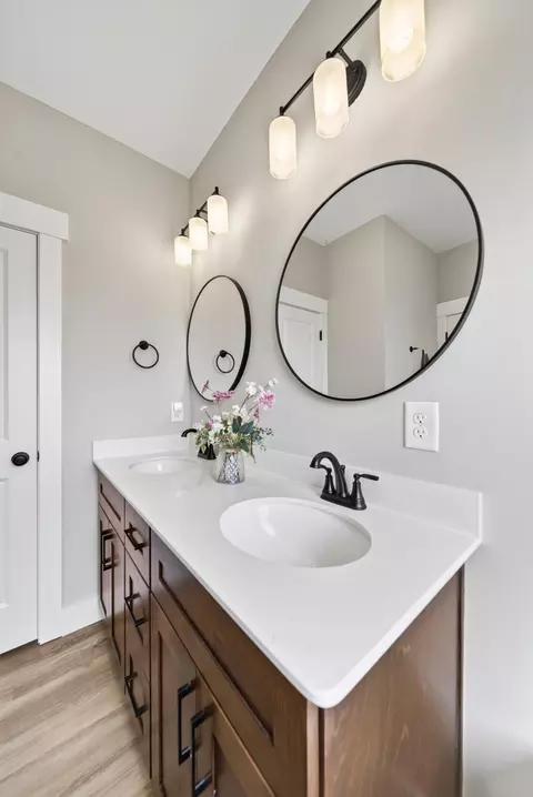 Bath - 5367 Roy Holman Rd, Springfield, TN 37172 photo 4 of 9