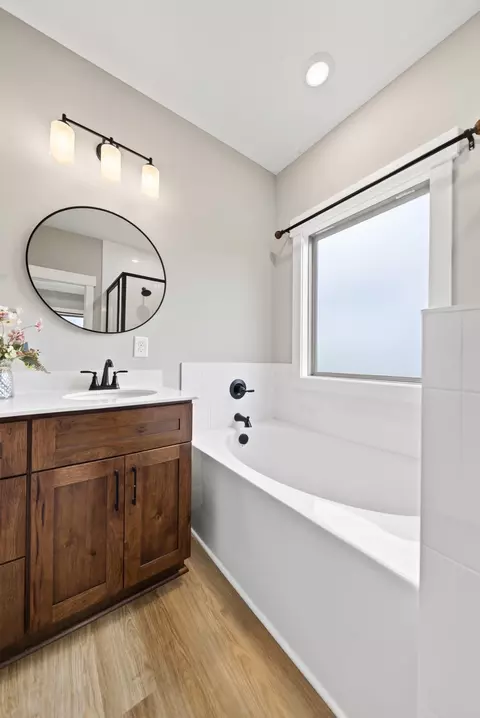 Bath - 5367 Roy Holman Rd, Springfield, TN 37172 photo 6 of 9