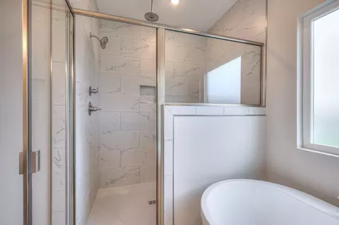 Bath - 5536 Sinclair Ct, Murfreesboro, TN 37127 photo 7 of 10