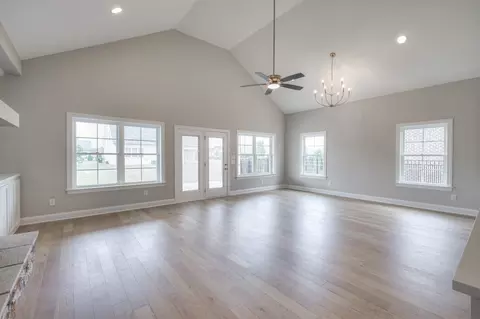Living - 5529 Sinclair St, Murfreesboro, TN 37127 photo 1 of 4
