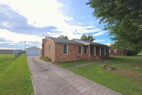 911 Parkway Dr, Smithville, TN 37166