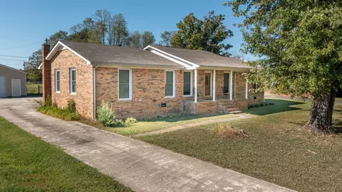 911 Parkway Dr, Smithville, TN 37166
