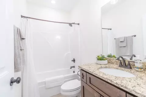Bath - 2094 Beverly Ct, Springfield, TN 37172 photo 4 of 4