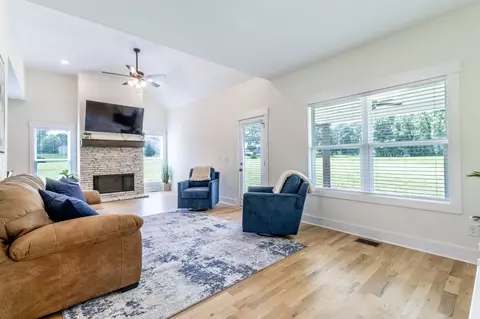 Living - 2094 Beverly Ct, Springfield, TN 37172 photo 2 of 3